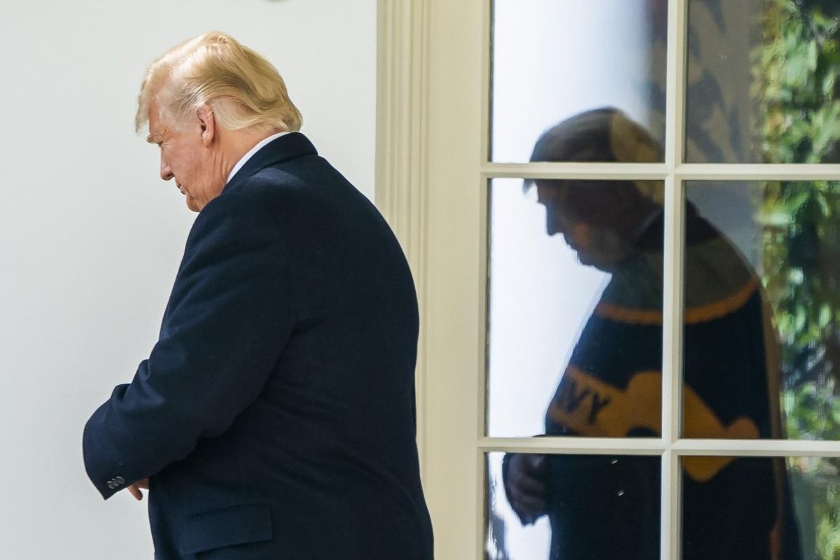 JJL01  Washington  United States   22 10 2018 -  FILE  - US President Donald J  Trump prepares to speak to the media as he departs the White House for a Houston  Texas rally to support Senator Ted Cruz in Washington  DC  USA  22 October 2018  Reissued 29 March 2019   On 29 March 2019  US President Donald J  Trump said that he is likely to shut down the US southern border with Mexico  including all trade  next week unless an immediat action against illegal immigration was taken by the Mexican authorities   Estados Unidos  EFE EPA JIM LO SCALZO     Local Caption     54719939