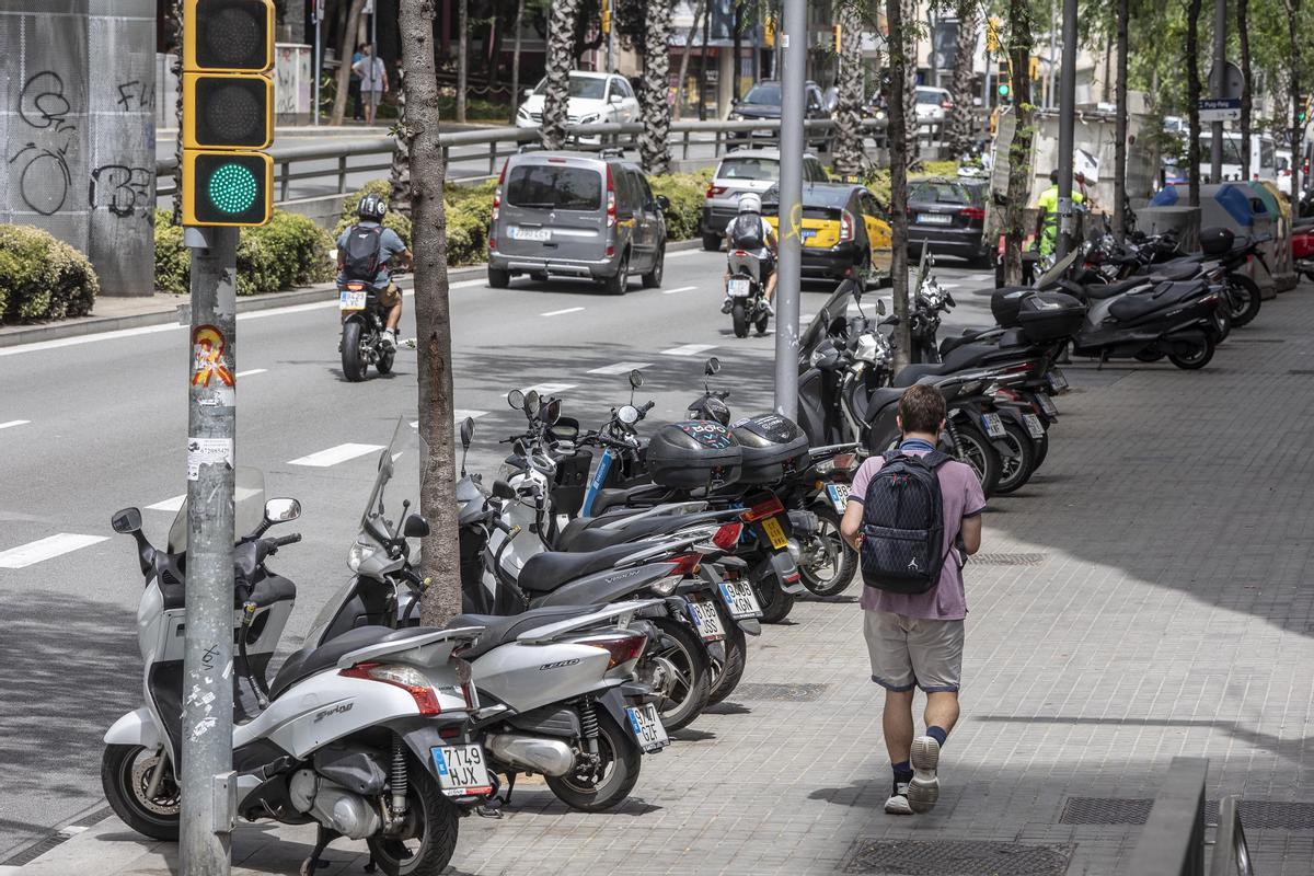 Més de 40 entitats demanen prohibir que les motos aparquin a la vorera a Barcelona