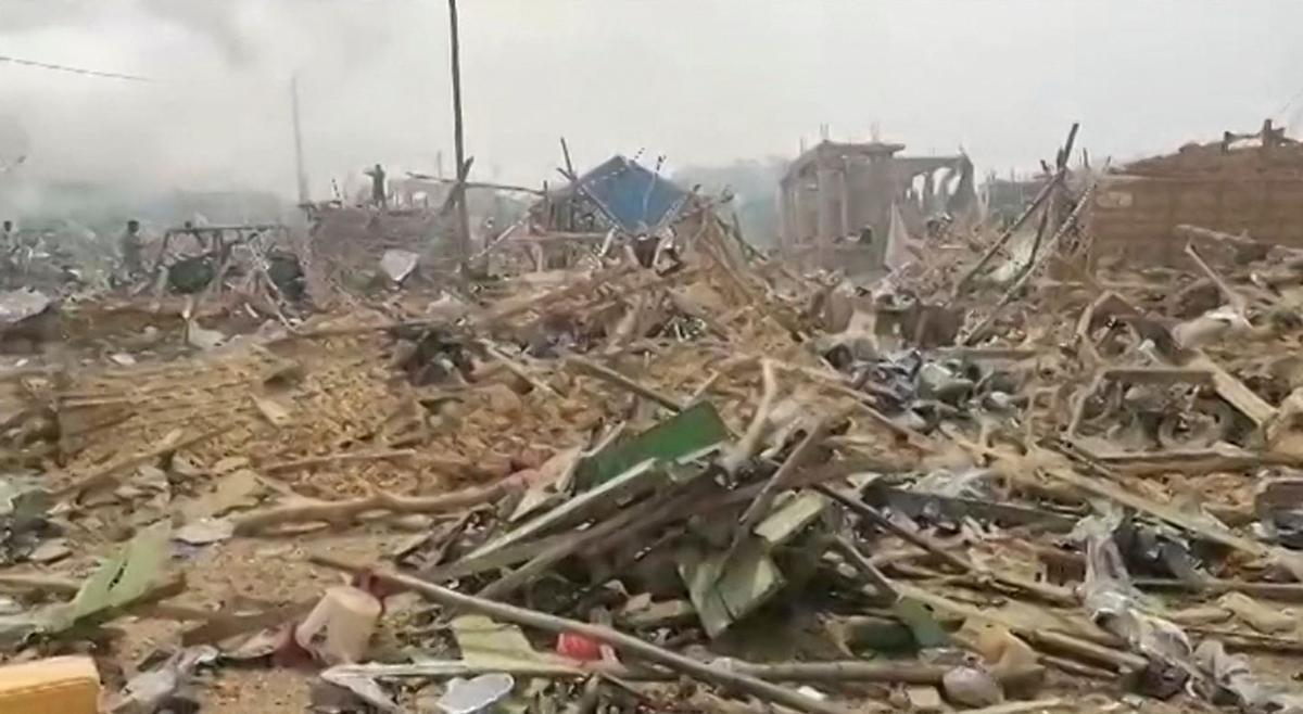 Edificios devastados por la explosión del camión cargado con dinamita que explotó este jueves en Apiate, Ghana.