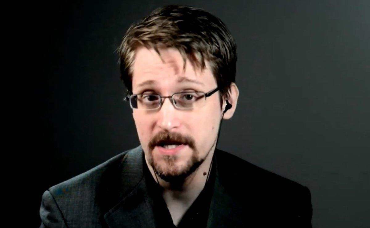 Edward Snowden, ex trabajador de la CIA y la NSA, en el transcurso de su ponencia en el Web Summit de Lisboa. Edward Snowden, ex trabajador de la CIA y la NSA, en el transcurso de su ponencia en el Web Summit de Lisboa.