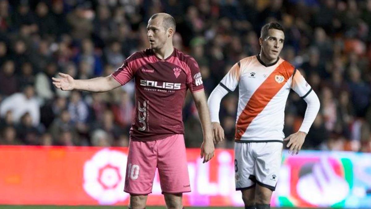 Román Zozulia (izquierda) en un partido Rayo Vallecano-Albacete. Román Zozulia (izquierda) en un partido Rayo Vallecano-Albacete.