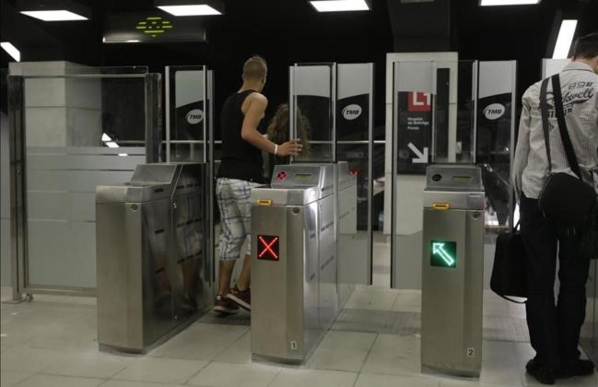 Un usuario se cuela en la estación del metro de Glòries. Un usuario se cuela en la estación del metro de Glòries.