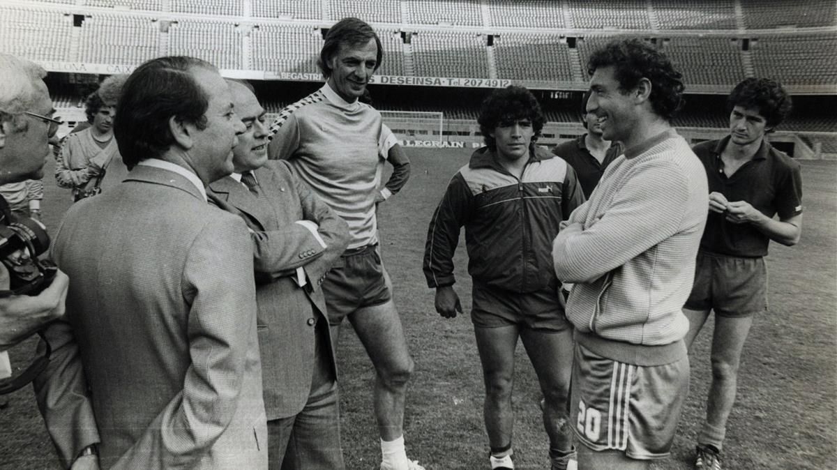 Josep Lluís Núñez y Jordi Pujol hablan con Quini en presencia de César Menotti, Diego Maradona y Àngel Pichi Alonso. Josep Lluís Núñez y Jordi Pujol hablan con Quini en presencia de César Menotti, Diego Maradona y Àngel Pichi Alonso.