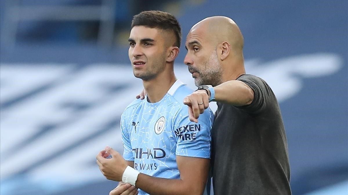 Pep Guardiola da las últimas instrucciones a Ferran Torres antes de darle entrada. Pep Guardiola da las últimas instrucciones a Ferran Torres antes de darle entrada.