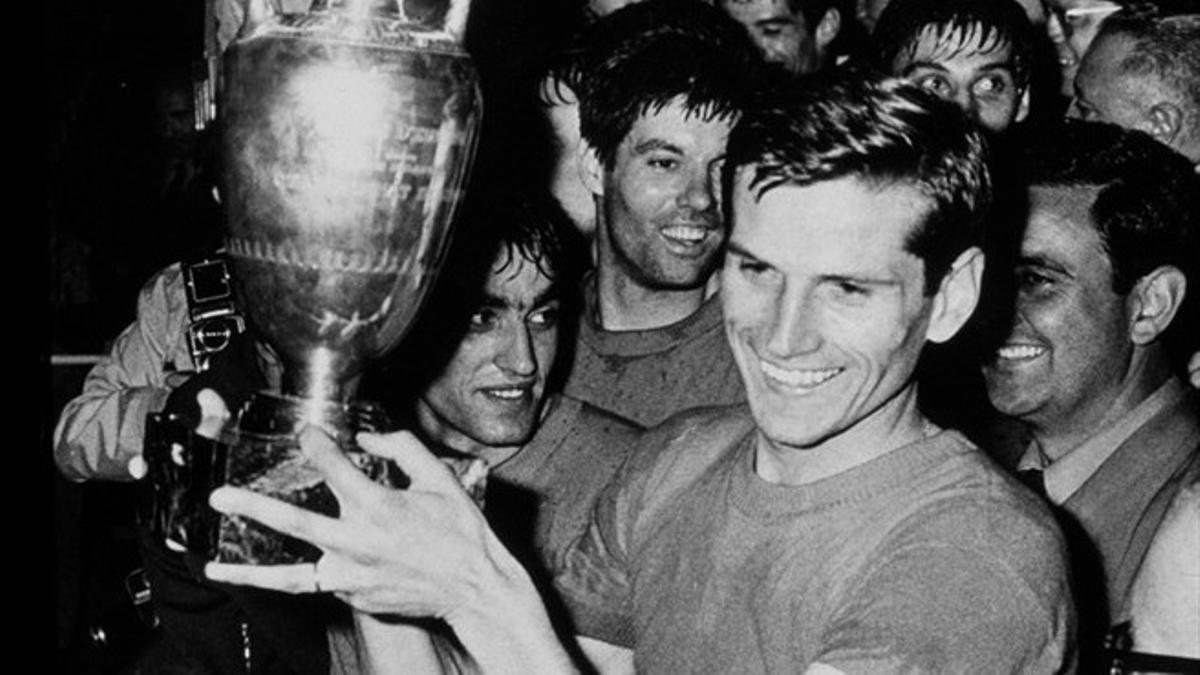 Fachetti se alza con la Eurocopa de 1968 Fachetti se alza con la Eurocopa de 1968