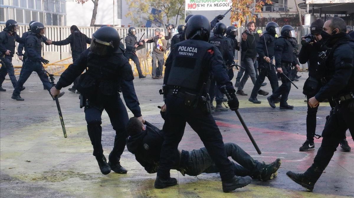 Dos mossos arrastran a un manifestante en la plaza del 1 d’Octubre de Girona Dos mossos arrastran a un manifestante en la plaza del 1 d’Octubre de Girona