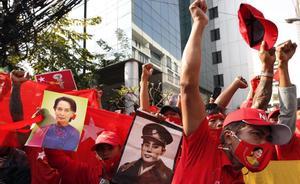 El Ejército de Birmania toma el control del país tras arrestar a Aung San Suu Kyi. En la foto, manifestantes contra el golpe de Estado.