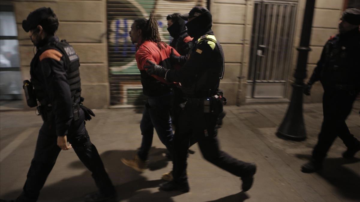 Valls aconsegueix que BCN es proposi un nou pla contra els narcopisos