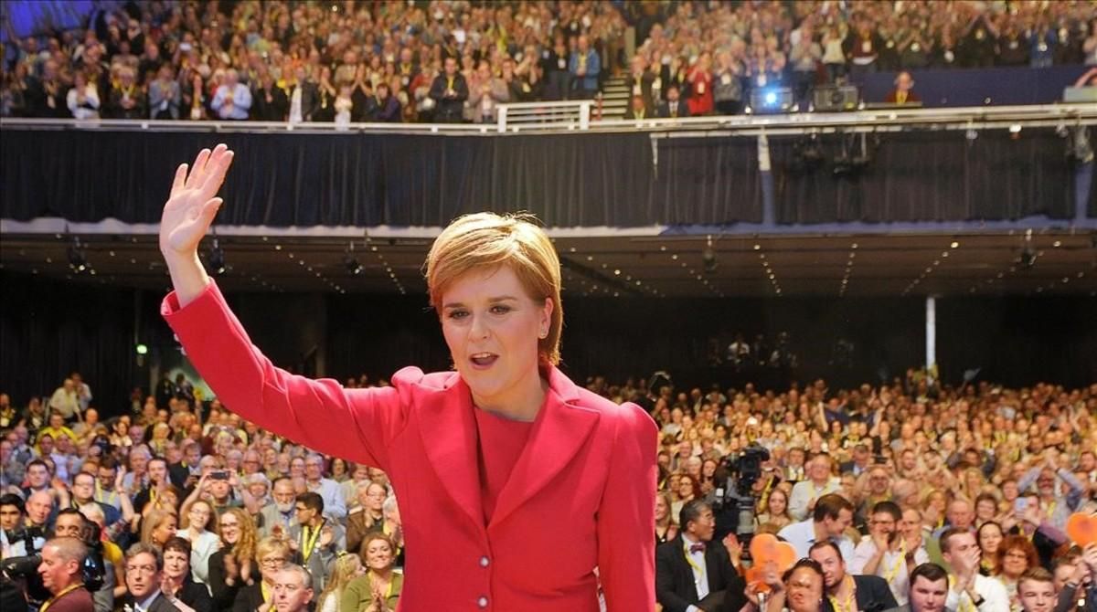 Sturgeon saluda tras su discurso en la conferencia anual del SNP, en Glasgow. Sturgeon saluda tras su discurso en la conferencia anual del SNP, en Glasgow.