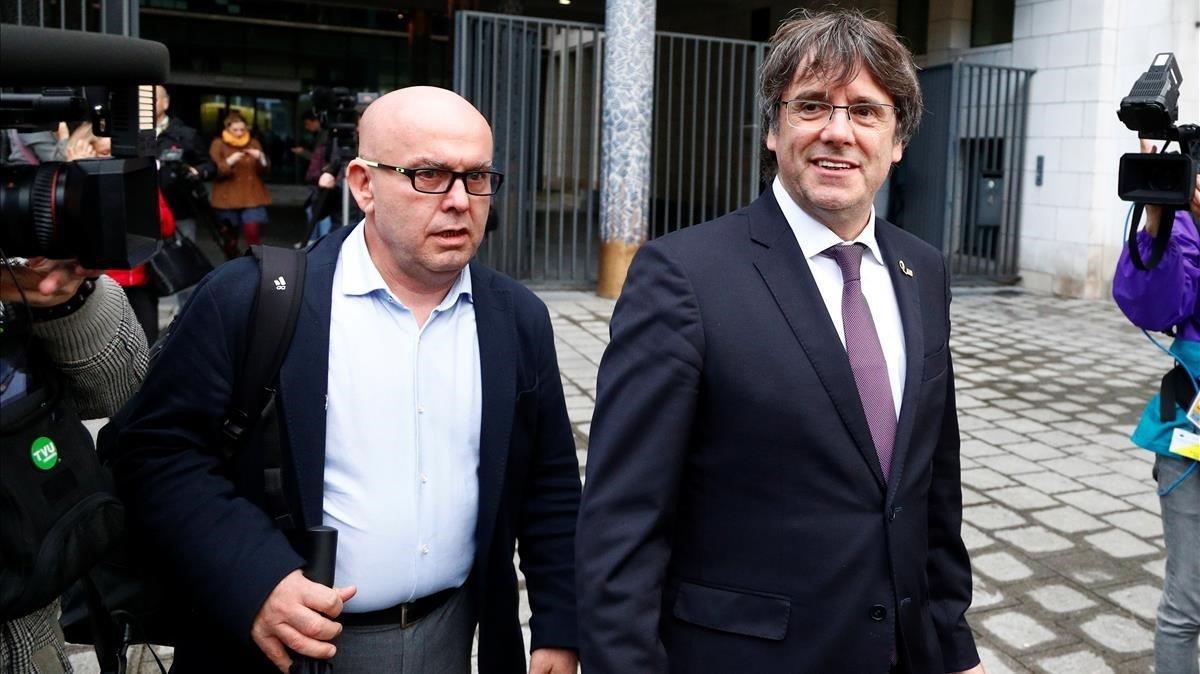 El abogado Gonzalo Boye y Carles Puigdemont la semana pasada en Bruselas ACN