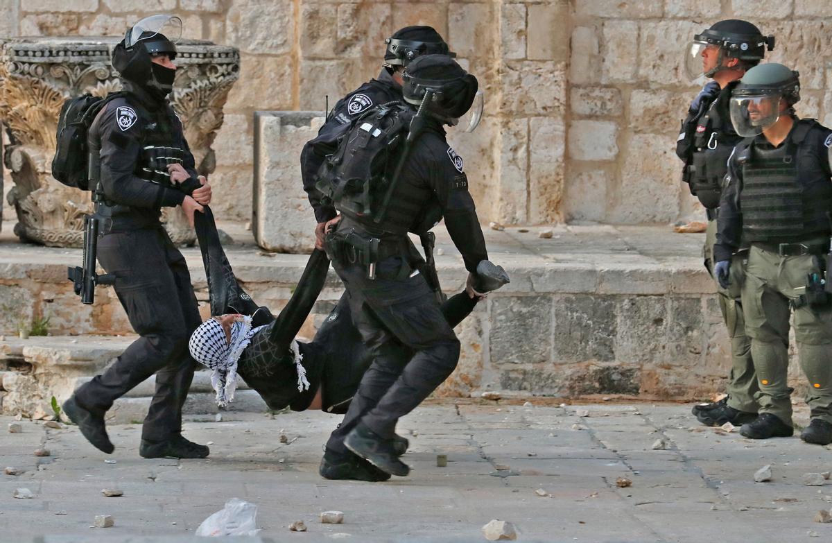 Soldados israelíes movilizan a un joven manifestante herido en la mezquita de Al-Aqsa.