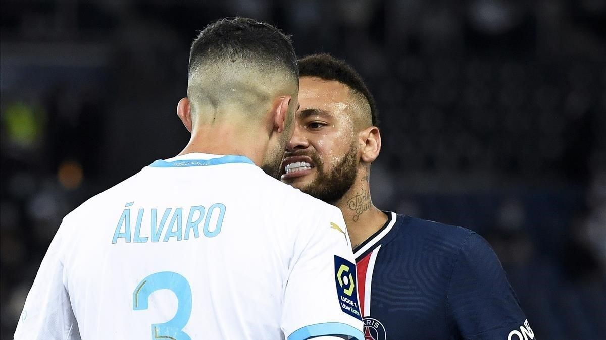 Neymar y Álvaro se encaran en el PSG-Marsella disputado en París. Neymar y Álvaro se encaran en el PSG-Marsella disputado en París.