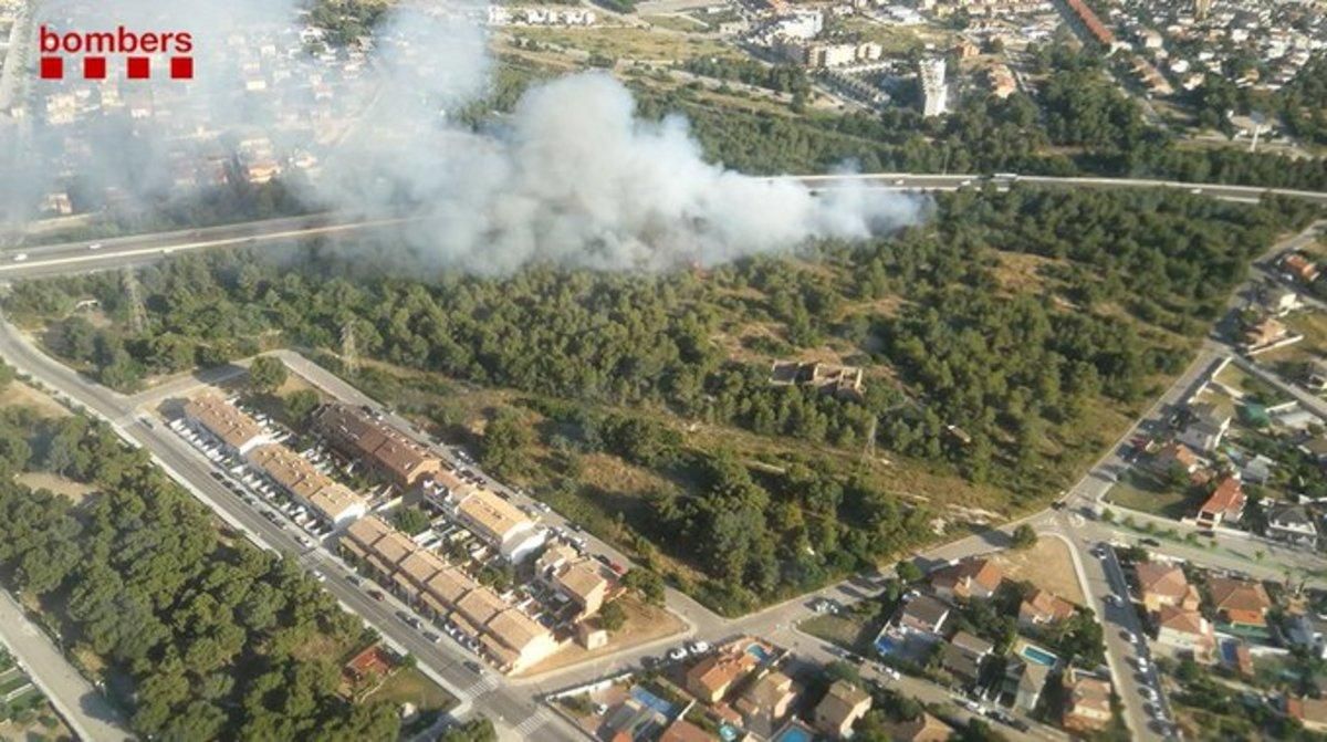Imagen aéres de los bomberos del fuego en El Vendrell Imagen aéres de los bomberos del fuego en El Vendrell
