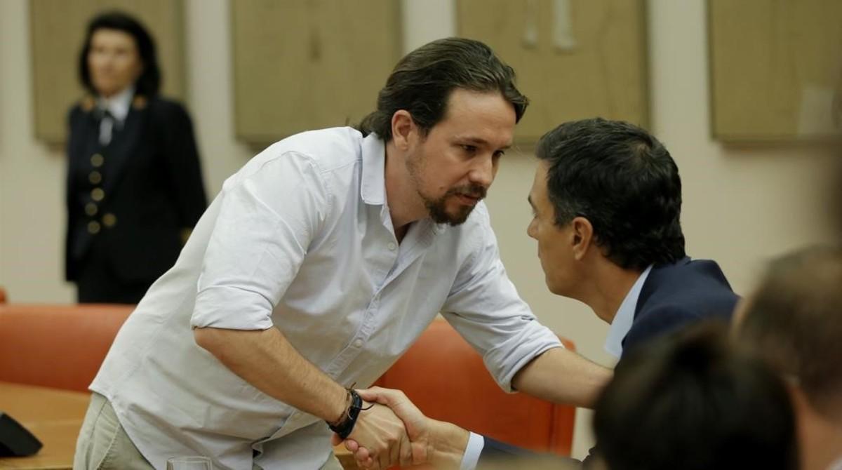 Pablo Iglesias se acerca a saludar a Pedro Sánchez en la constitución de la Diputación Permanente en el Congreso el pasado mayo.