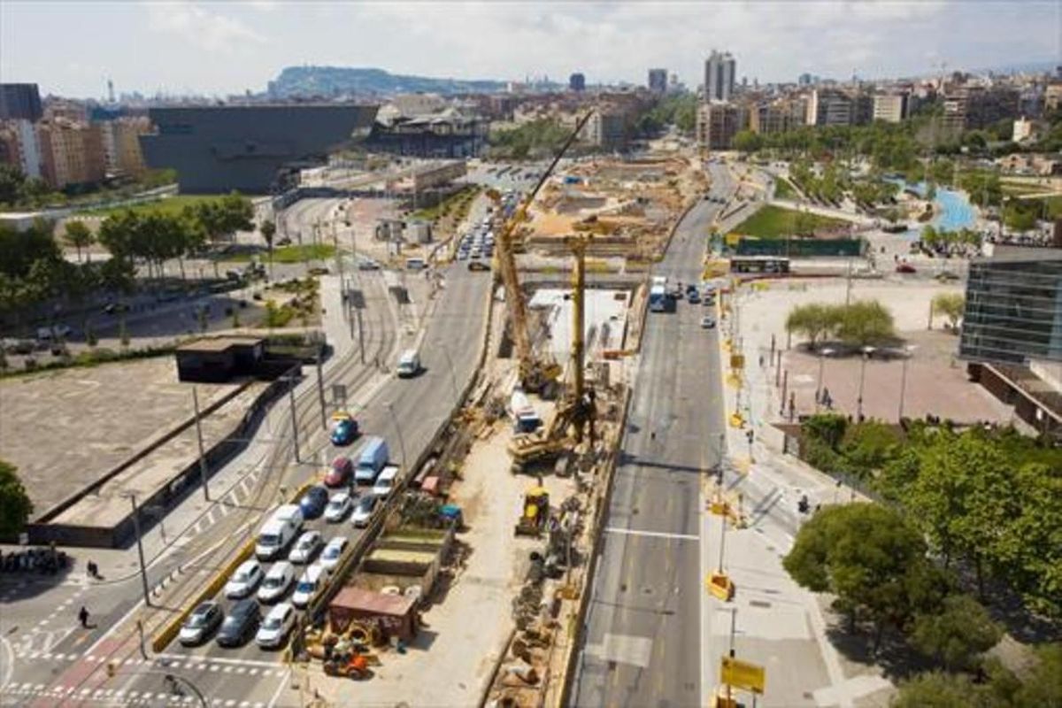 Vista aérea de las obras de las Glòries, cuando las constructoras todavía no habían retirado la maquinaria. Vista aérea de las obras de las Glòries, cuando las constructoras todavía no habían retirado la maquinaria.