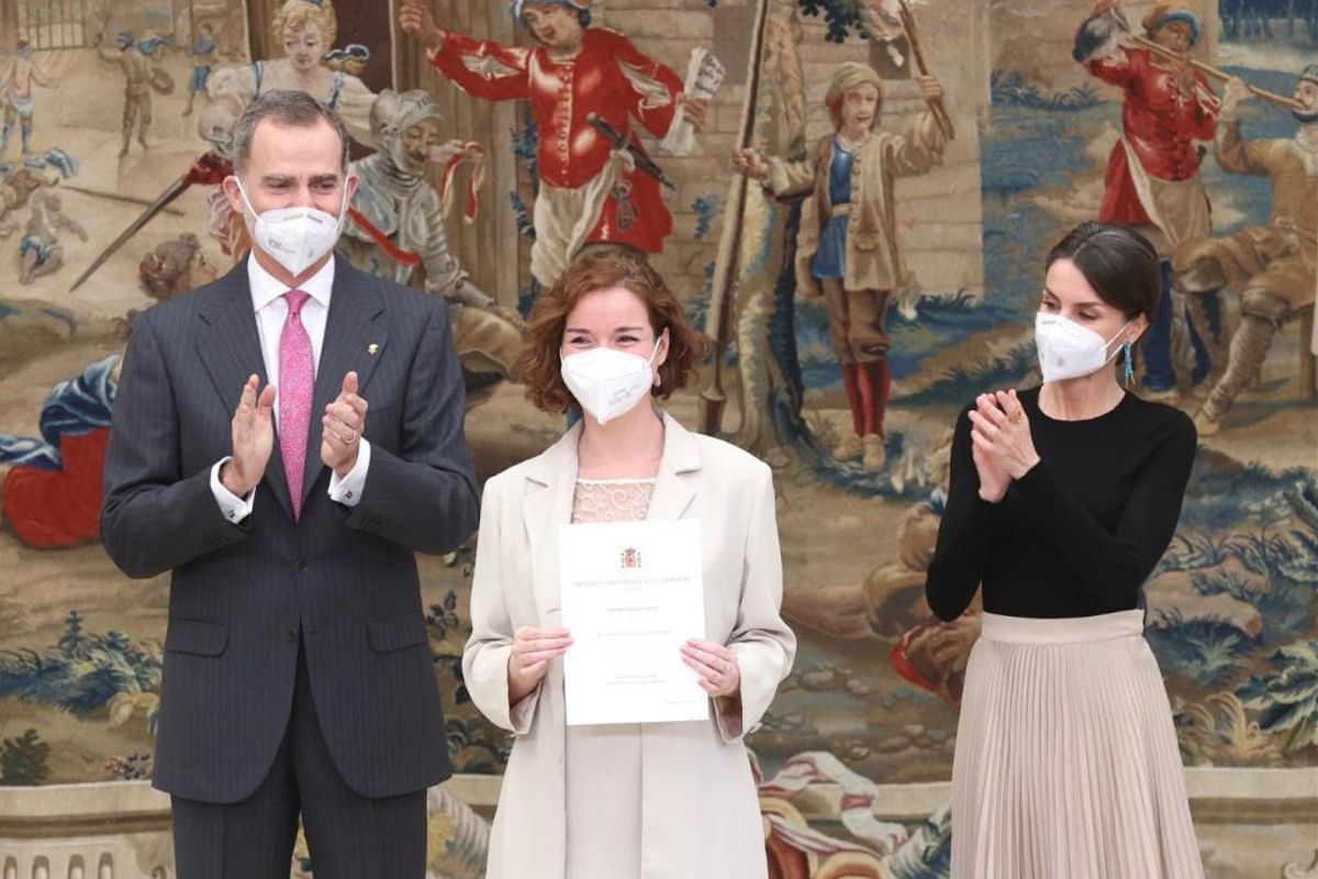 Sabrina Vega, campeona de España de ajedrez, con los Reyes al recibir el premio Reina Sofía. Sabrina Vega, campeona de España de ajedrez, con los Reyes al recibir el premio Reina Sofía.