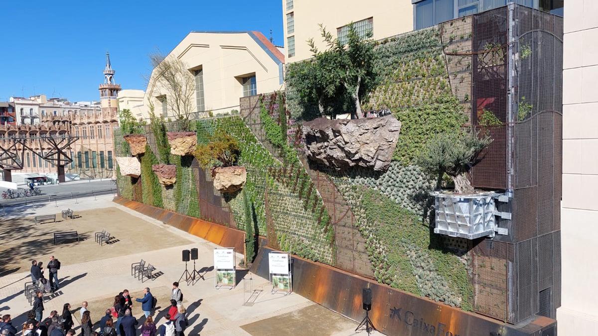 El primer jardí vertical de Barcelona Desenes d’arbres i més d’un
