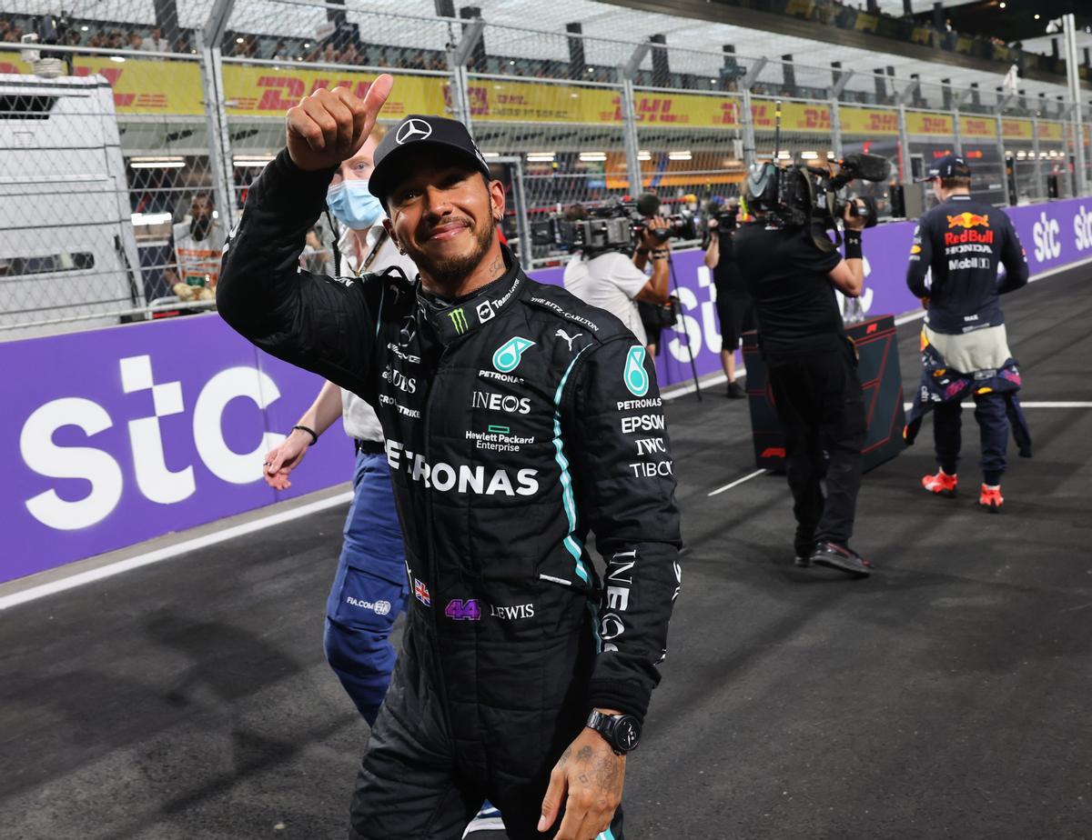 Hamilton saluda en el circuito de Jeddah tras lograr la’pole’