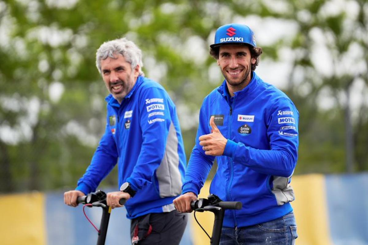 Àlex Rins paseando hoy, junto a su técnico José Manuel Cazeaux, por el circuito de Le Mans.