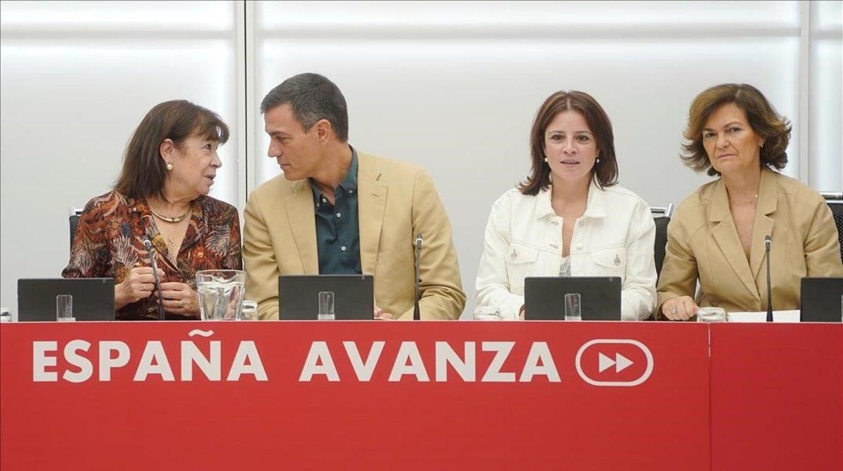La cúpula socialista, con Pedro Sánchez en el centro, reunida en la sede del partido, este jueves. La cúpula socialista, con Pedro Sánchez en el centro, reunida en la sede del partido, este jueves.