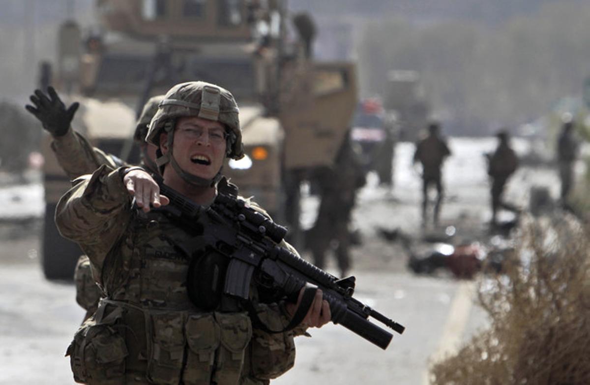 Un soldado norteamericano de la OTAN despeja la zona tras un atentado suicida en Kabul. Imagen de archivo.