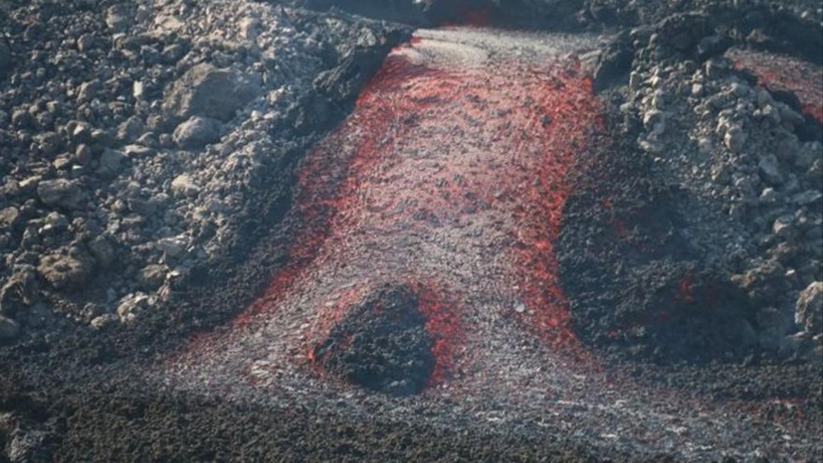 La colada del volcán de La Palma se bifurca y cubre la fajana de la erupción del San Juan
