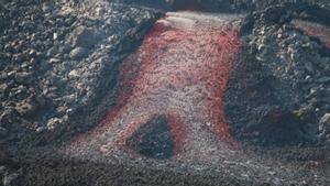 La colada del volcà de La Palma es bifurca i tapa la nova ‘fajana’