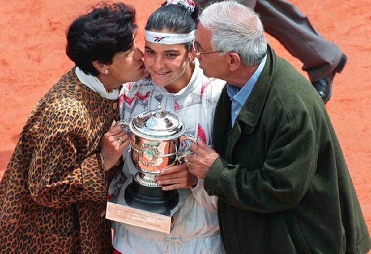 Arantxa Sánchez Vicario, besada pels seus pares, Marisa i Emilio, després de guanyar a París el 1994. Arantxa Sánchez Vicario, besada pels seus pares, Marisa i Emilio, després de guanyar a París el 1994.