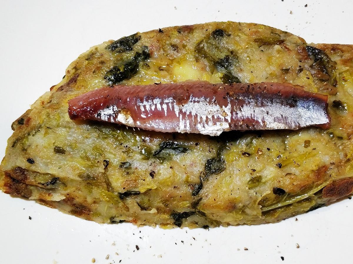 Foto hecha en la cocina de casa: ’trinxat’ con anchoa y sardina ahumada.