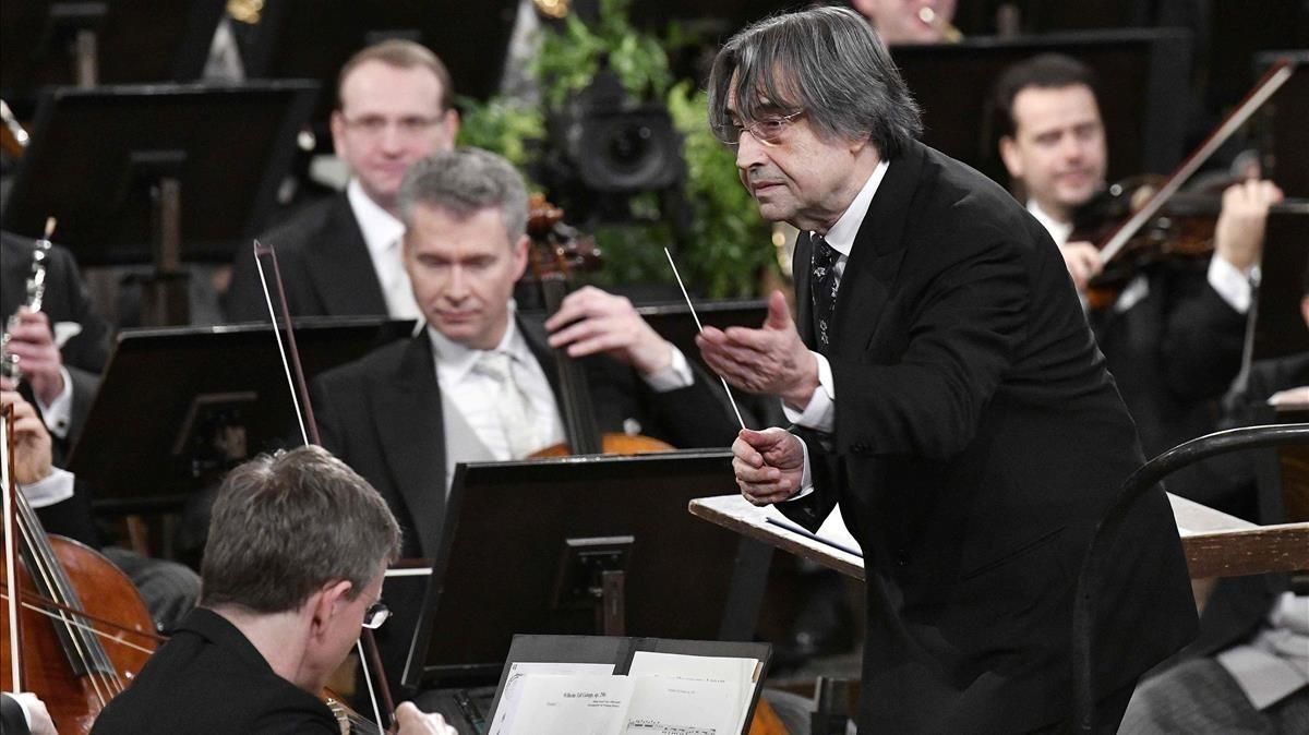 El maestro italiano Riccardo Muti dirigiendo el concierto de Año Nuevo de Viena. El maestro italiano Riccardo Muti dirigiendo el concierto de Año Nuevo de Viena.
