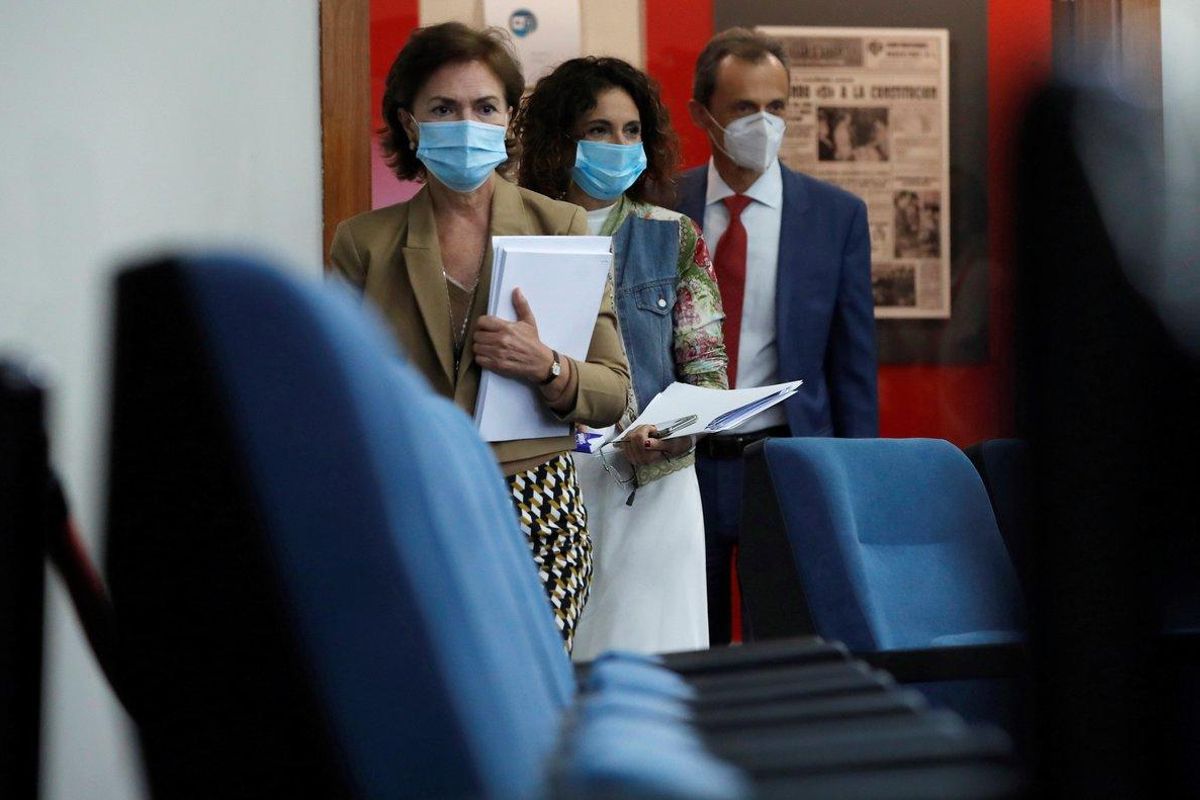 La vicepresidenta primera del Gobierno, Carmen Calvo, junto a la portavoz, María Jesús Montero, y el ministro de Ciencia, Pedro Duque, antes de la rueda de prensa de este 8 de septiembre en la Moncloa. La vicepresidenta primera del Gobierno, Carmen Calvo, junto a la portavoz, María Jesús Montero, y el ministro de Ciencia, Pedro Duque, antes de la rueda de prensa de este 8 de septiembre en la Moncloa.