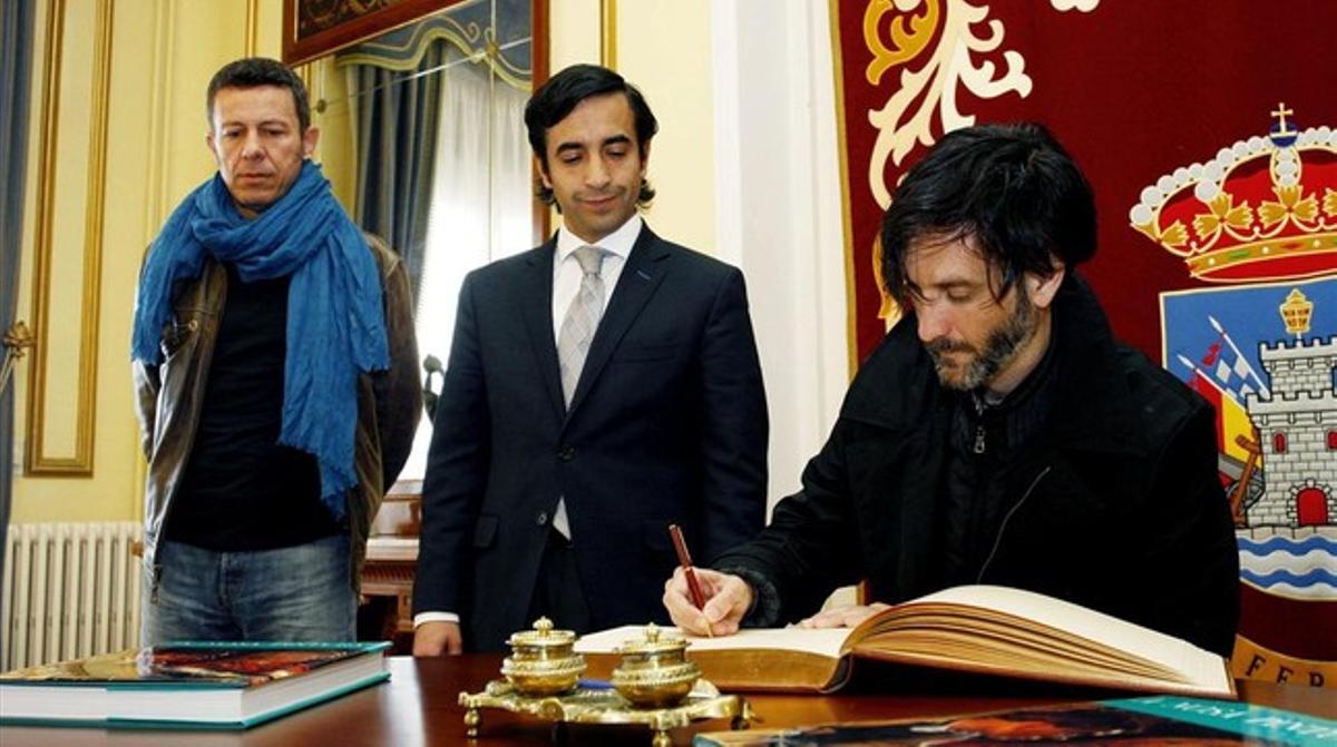 Espinosa y Garcia Vilanova, junto al alcalde de Ferrol (centro), en el ayuntamiento de la localidad gallega, este miércoles.