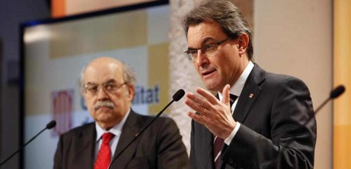 El ’president’, Artur Mas, junto al ’conseller’ de Economía, Andreu Mas-Colell, este martes en rueda de prensa. JOSEP GARCIA