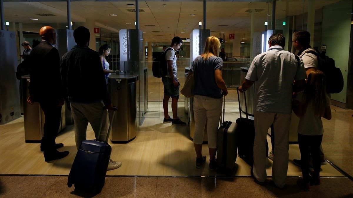 Un control de pasaportes en el aeropuerto de El Prat, en Barcelona. Un control de pasaportes en el aeropuerto de El Prat, en Barcelona.
