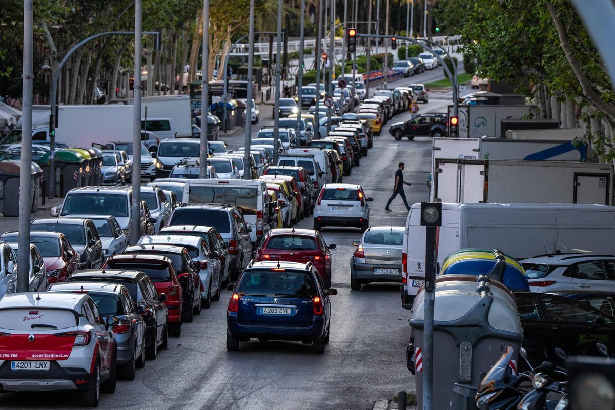 Congestión de tráfico en una calle de Badalona.