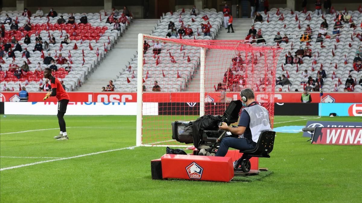Un cámara de Téléfoot en un partido de la Ligue 1. Un cámara de Téléfoot en un partido de la Ligue 1.