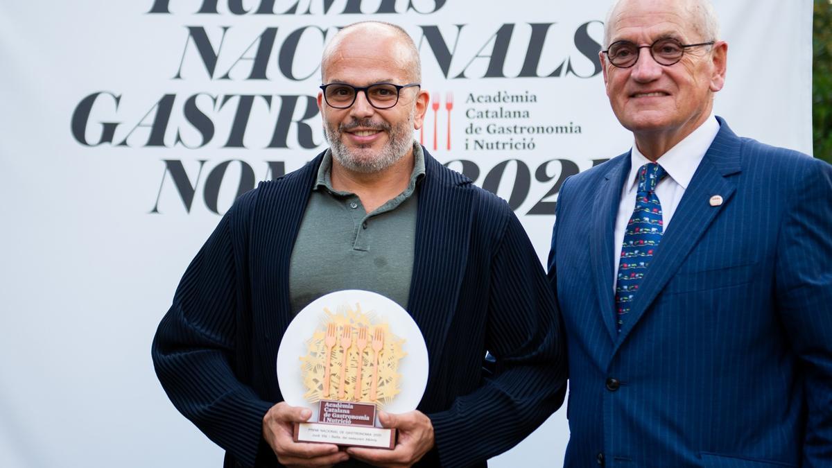 Jordi Vilà, Premi Nacional de Gastronomia 2021, con el galardón, junto al presidente de la Acadèmia Catalana de Gastronomia i Nutrició, Carles Vilarrubí. Jordi Vilà, Premi Nacional de Gastronomia 2021, con el galardón, junto al presidente de la Acadèmia Catalana de Gastronomia i Nutrició, Carles Vilarrubí.