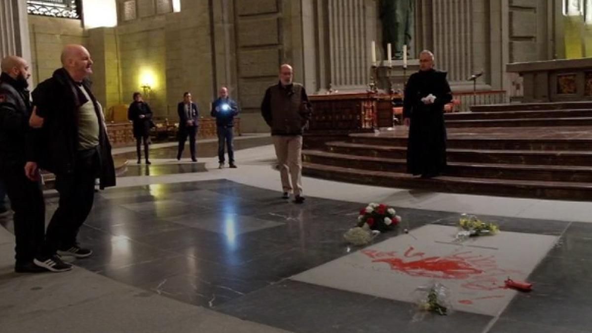 Absuelto el hombre que pintó sobre la tumba de Franco en el Valle de los Caídos Absuelto el hombre que pintó sobre la tumba de Franco en el Valle de los Caídos
