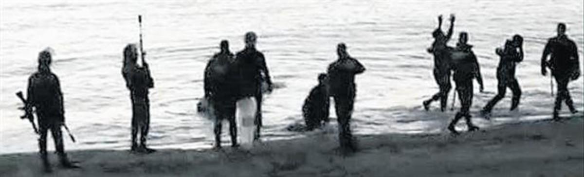 El escenario. Imágenes del reportaje en las que se ve la playa del Tarajal y la llegada de inmigrantes frente a los policías españoles.