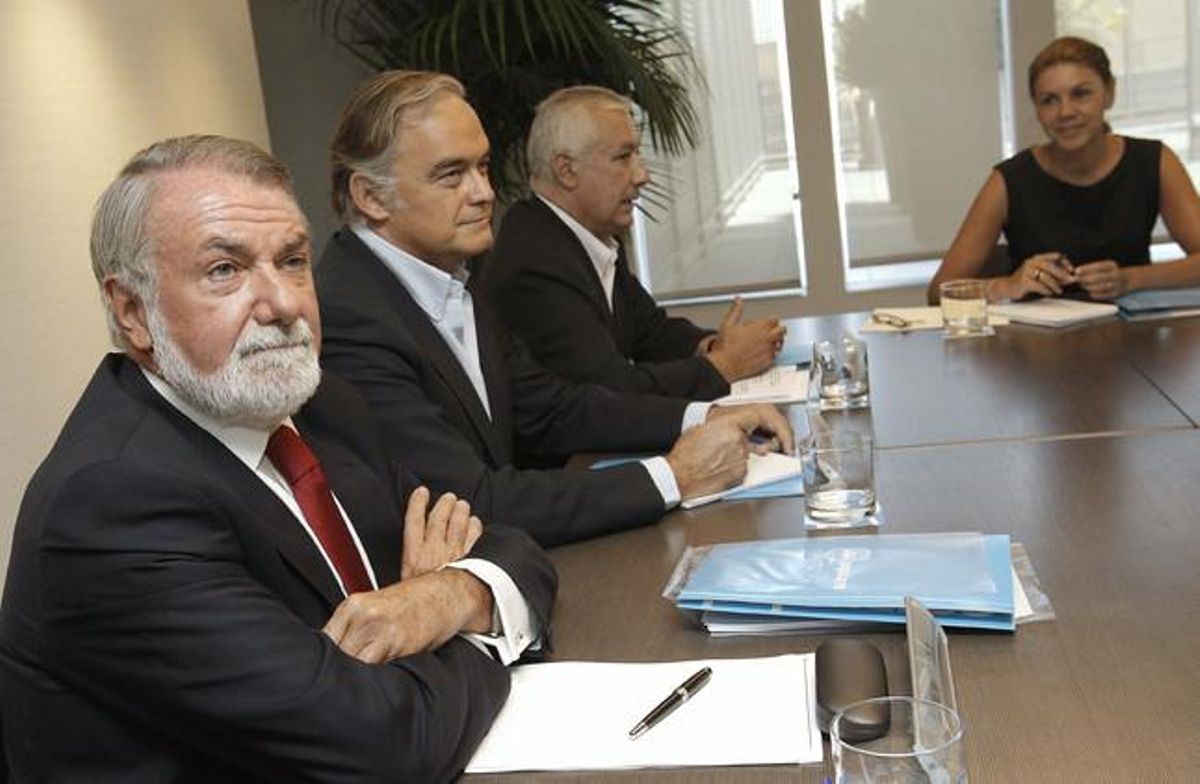 Mayor, junto a María Dolores de Cospedal, Javier Arenas y Esteban González Pons, el pasado agosto. Mayor, junto a María Dolores de Cospedal, Javier Arenas y Esteban González Pons, el pasado agosto.