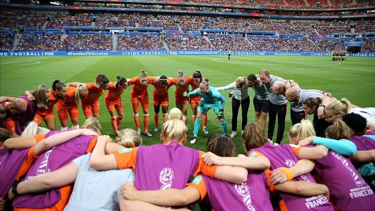 Las futbolistas de Holanda se conjuran antes de la semifinal contra Suecia. Las futbolistas de Holanda se conjuran antes de la semifinal contra Suecia.