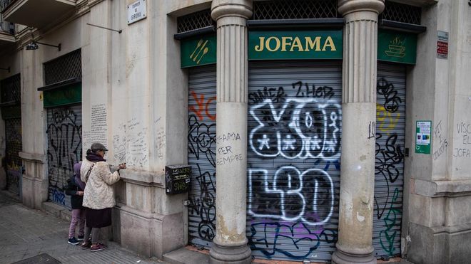 Emotivo adiós al bar Jofama, tras 70 años en activo en Barcelona