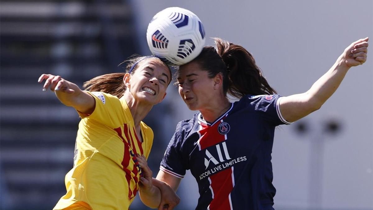 Aitana Bonmatí pugna por el balón con Sara Däbritz. Aitana Bonmatí pugna por el balón con Sara Däbritz.