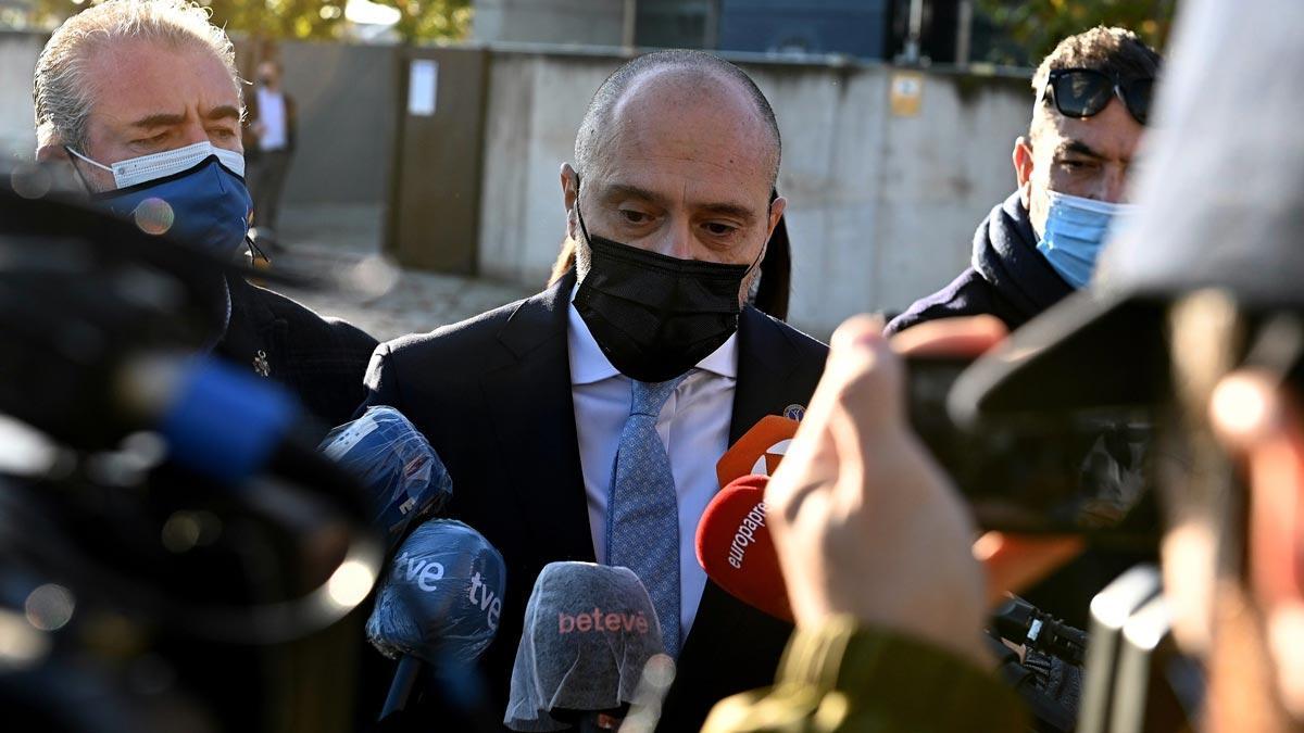 La Audiencia Nacional comienza a juzgar a los tres acusados por los atentados del 17-A en Barcelona y Cambrils. En la foto, el abogado de la Asociación de Víctimas por el Terrorismo (AVT), Antonio Guerrero, a su llegada a la Audiencia.