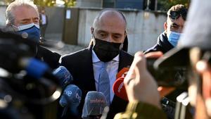 La Audiencia Nacional comienza a juzgar a los tres acusados por los atentados del 17-A en Barcelona y Cambrils. En la foto, el abogado de la Asociación de Víctimas por el Terrorismo (AVT), Antonio Guerrero, a su llegada a la Audiencia.