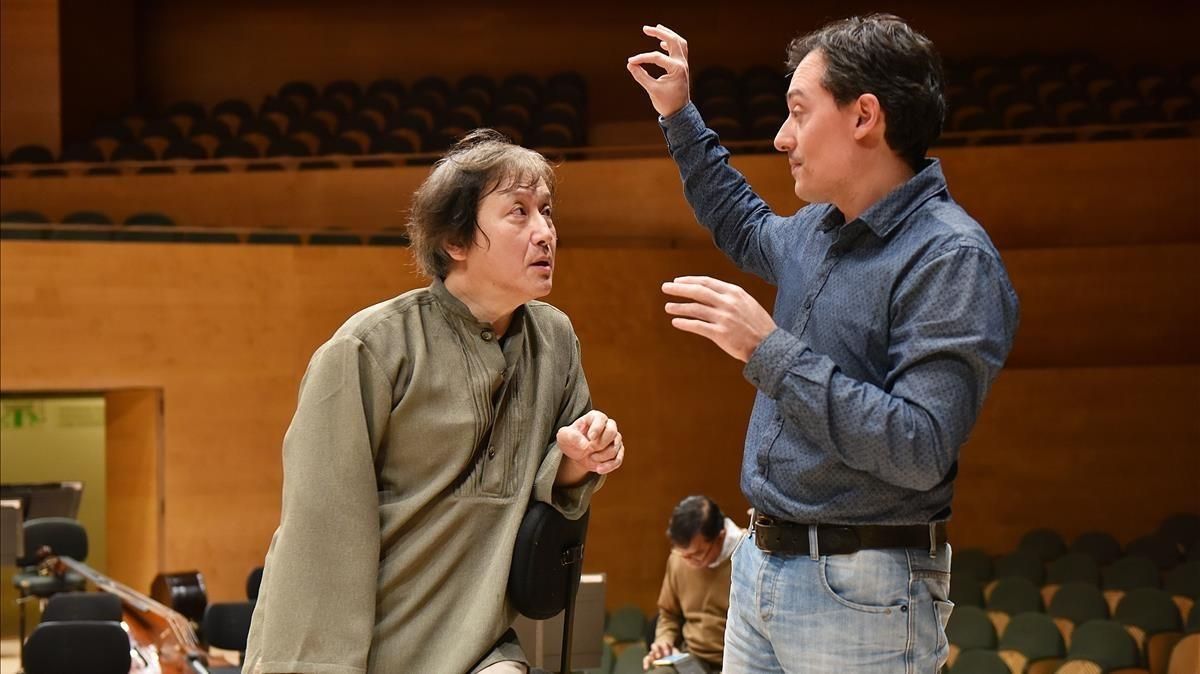 Ferran Cruixent (derecha) y Kazushi Ono, en un ensayo de ’Deus ex machina’ Ferran Cruixent (derecha) y Kazushi Ono, en un ensayo de ’Deus ex machina’
