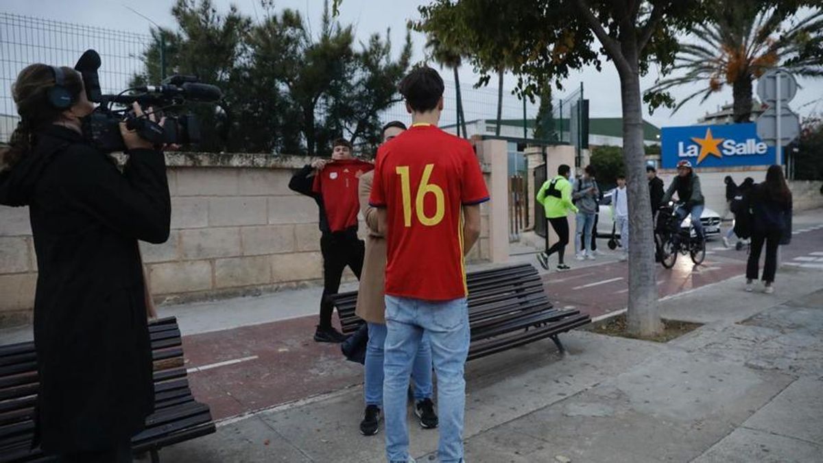 Alumnos del colegio de Palma se solidarizan con sus compañeros: "Hemos venido a clase con la camiseta de la Selección" Alumnos del colegio de Palma se solidarizan con sus compañeros: "Hemos venido a clase con la camiseta de la Selección"