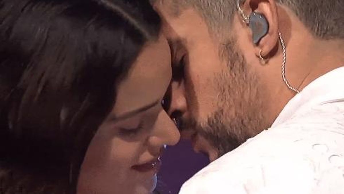 Rosalía y Bad Bunny, acaramelados, en el plató de ’Saturday Night Live’. Rosalía y Bad Bunny, acaramelados, en el plató de ’Saturday Night Live’.