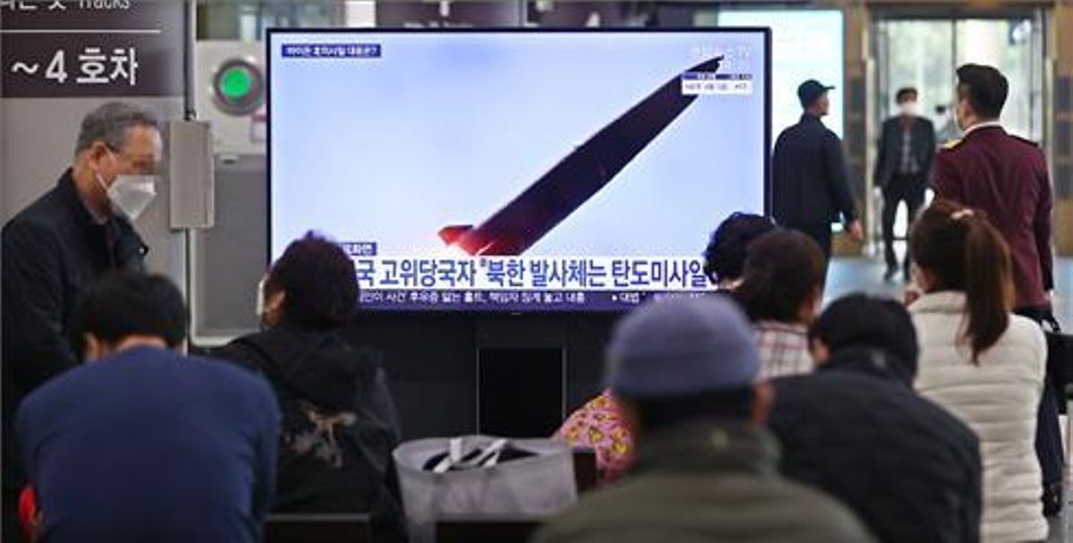 Los ciudadanos surcoreanos ven las noticias sobre el disparo de misiles de Corea del Norte en la estación de Suseo en Seúl. Los ciudadanos surcoreanos ven las noticias sobre el disparo de misiles de Corea del Norte en la estación de Suseo en Seúl.