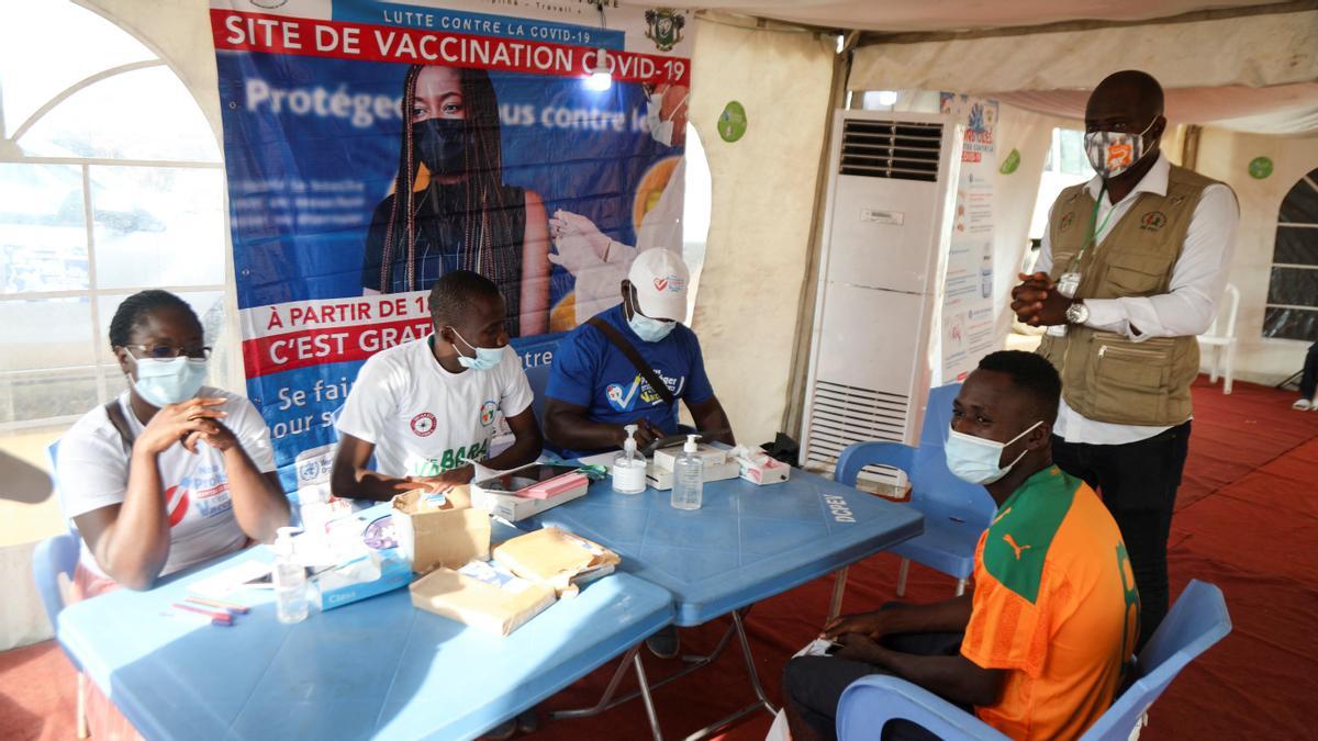 Un ciudadano acude a un punto de vacunación contra el covid-19 en Costa de Marfil, en África. 
